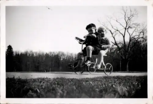 Foto Kinder fahren Dreirad