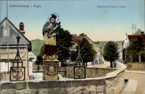 Ak Kowary Schmiedeberg im Riesengebirge Niederschlesien, Nepomuck Brücke, Markt