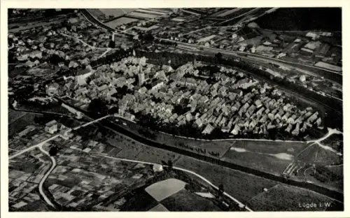 Ak Lügde im Weserbergland, Luftaufnahme von Lügde,  Architektur, Fluss, Felder