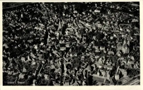 Ak Soest in Westfalen, Luftaufnahme von  Kirchen, Wohngebäude, Stadtansicht