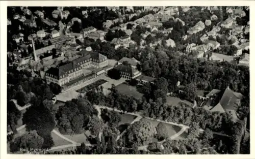 Ak Bad Pyrmont in Niedersachsen, Luftaufnahme von  Parkanlagen, Gebäude, Bäume