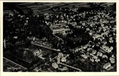 Ak Bad Pyrmont in Niedersachsen, Luftaufnahme von  viele Häuser, ländliche Umgebung