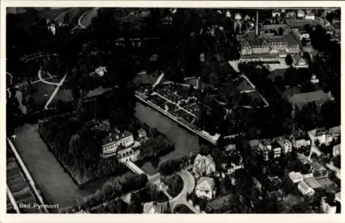 Ak Bad Pyrmont in Niedersachsen, Luftaufnahme von  schöne Parklandschaft,  Gebäude, Grünflächen