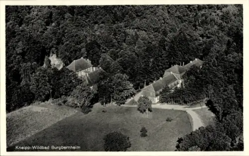 Ak Wildbad Burgbernheim Mittelfranken Bayern, Luftaufnahme von Kneipp-Wildbad  Wald, Gebäude, Weg