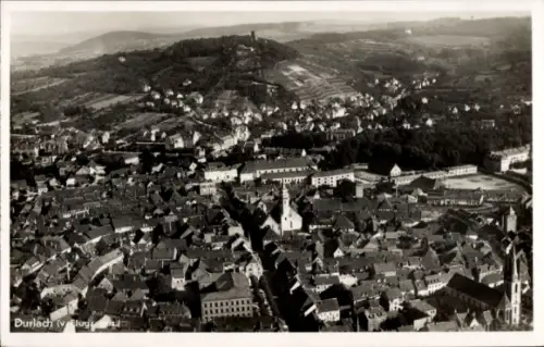 Ak Durlach Karlsruhe in Baden, Luftaufnahme von  Stadtansicht, Hügel im Hintergrund