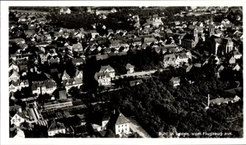 Ak Bühl in Baden Schwarzwald, Luftaufnahme von  Baden, Häuser, Bäume, Straßen