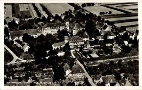Ak Heitersheim im Schwarzwald, Luftaufnahme von  Schloss, Felder, Bäume, Straßen