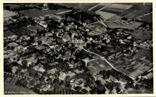 Ak Büderich Werl in Westfalen, Luftaufnahme von Büderich, Kirche, Felder, Häuser