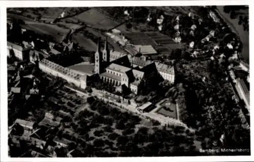 Ak Bamberg in Oberfranken, Luftaufnahme von Bamberg Michelsberg, Klosteranlage, Landschaft