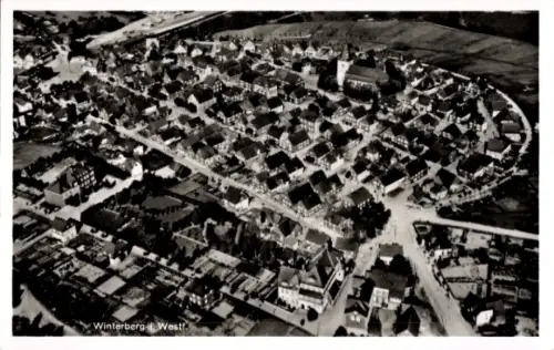 Ak Winterberg im Sauerland, Luftaufnahme von  viele Häuser, Kirche, landschaftlicher Hintergrund