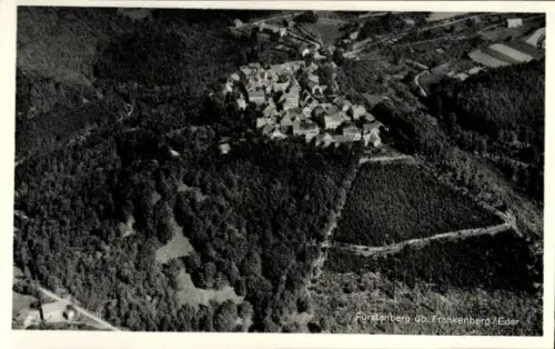 Ak Frankenberg an der Eder Hessen, Luftaufnahme von Fürstenberg, umgeben von Wald,  Architektur