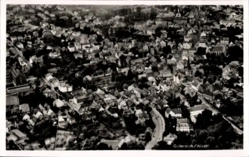 Ak Gütersloh in Westfalen, Luftaufnahme von  viele Häuser, Bäume, Straßen