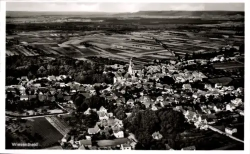 Ak Wiesentheid in Unterfranken, Luftaufnahme von  Felder, Bäume, Häuser, Kirche