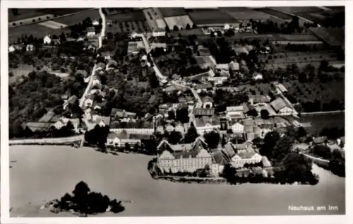 Ak Neuhaus am Inn Niederbayern, Luftaufnahme von  Wasserflächen, Gebäude, ländliche Umgebung