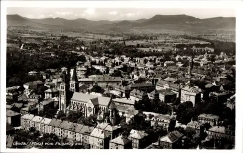 Ak Landau in der Pfalz, Luftaufnahme von Landau, Pfalz, Stadtansicht, Kirche im Vordergrund