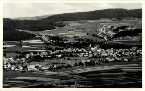 Ak Oberkirchen Schmallenberg im Sauerland, Landschaftsaufnahme, Dorfansicht, Felder, Berge, Flugz