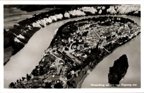 Ak Wasserburg am Inn Oberbayern, Luftaufnahme von  Fluss, Stadtansicht