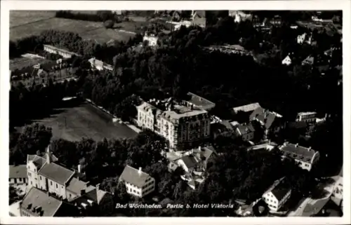 Ak Bad Wörishofen im Unterallgäu, Luftaufnahme von  Hotel Victoria, umliegende Häuser