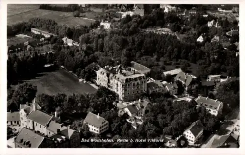Ak Bad Wörishofen im Unterallgäu, Luftaufnahme von  Hotel Victoria, umliegende Häuser