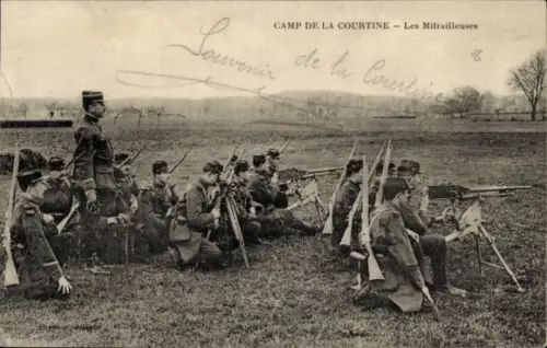 Ak La Courtine Creuse, Camp, französische Armee, Maschinengewehre