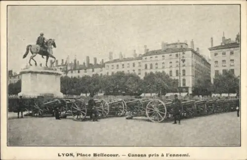 Ak Lyon Rhône, Place Bellecour, eroberte Kanonen, Geschütze