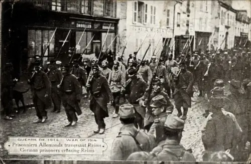 Ak Reims Marne, Kriegsgefangene 1. WK 1914, gefangene deutsche Soldaten auf dem Marsch