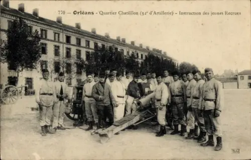 Ak Orléans Loiret, Quartier Chatillon, 32. Artillerie, Rekruten, Geschütz