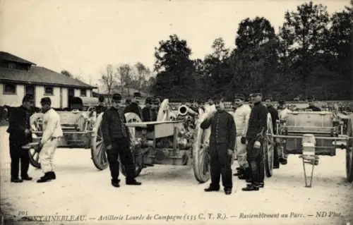 Ak Fontainebleau Seine et Marne, Schwere Feld-Artillerie, 155 C. T. R., Geschütze, Soldaten