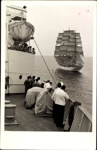 Foto Ak Begegnung von zwei Schiffen, Segelschulschiff