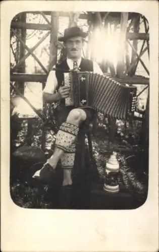 Foto Ak Mann in bayerischer Tracht, Akkordeon
