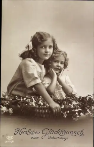 Ak Glückwunsch Geburtstag, zwei Mädchen, Blumen