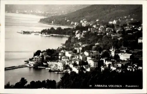 Ak Opatija Abbazia Kroatien, Bucht mit Mole, Hafenanlagen, Ufer mit vielen Gebäuden, Kirchturm, b