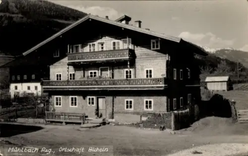 Ak Mühlbach im Pustertal Rio di Pusteria Südtirol, Dreistöckiges Holzhaus, zwei Balkone mit gesch