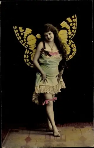 Ak Junge Frau im Unterkleid mit Schmetterlingsflügeln, coloriert