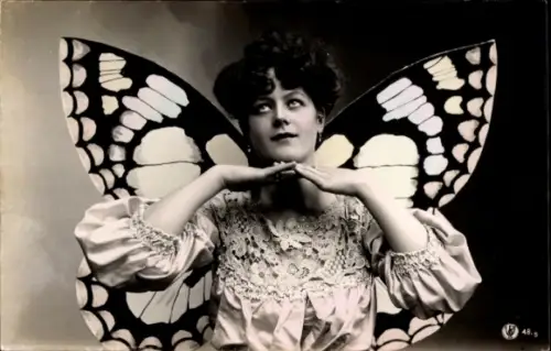 Ak Portrait einer Frau mit Schmetterlingsflügeln, coloriert