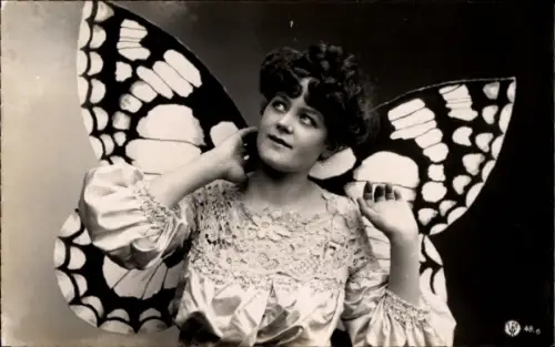 Ak Portrait einer Frau mit Schmetterlingsflügeln