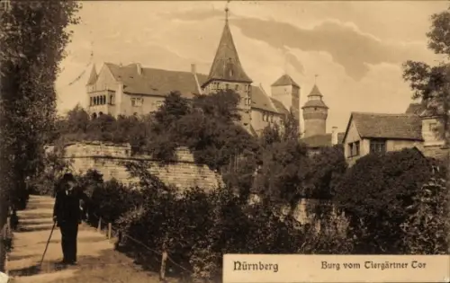 Ak Nürnberg, Burg mit Türmen und Mauern, Spazierweg mit Mann am Stock, Hecken, Haus rechts