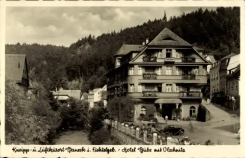Ak Bad Berneck im Fichtelgebirge Bayern, Hotel mit Balkonen, Flussufer und Brüstung, geparktes Au