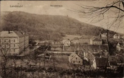 Ak Landstuhl in der Pfalz, Hügel, großes Waisenhaus links, Reihenhäuser und Höfe, Gärten, Baumzwe
