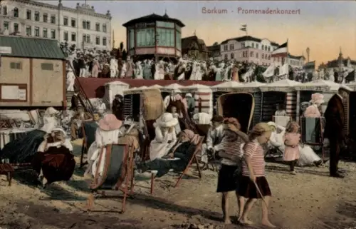 Ak Nordseebad Borkum in Ostfriesland, Promenadenkonzert, Strandkabinen, Liegestühle, Menschen in 