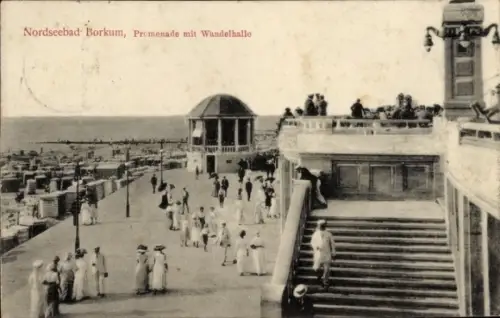 Ak Nordseebad Borkum in Ostfriesland, Spaziergänger in r Kleidung, Strandkörbe, Treppe mit Geländ