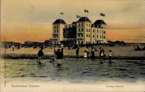 Ak Nordseebad Duhnen Cuxhaven, Strand mit watenden Personen, Gruppen am Ufer, Flaggen auf dem Dac