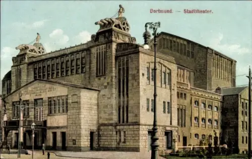 Ak Dortmund im Ruhrgebiet, Stadttheater, Dachskulpturen, hohe Fensterreihen, Straßenlaterne, Gehw