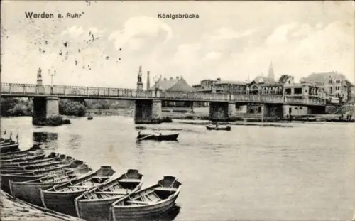 Ak Werden Essen im Ruhrgebiet, Brücke über Fluss, Reihe Ruderboote am Ufer, Boote auf dem Wasser,