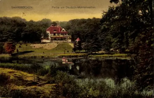 Ak Saarbrücken im Saarland, Weiher mit Ruderboot, Ufervegetation, Wiese, Wald im Hintergrund, Geb