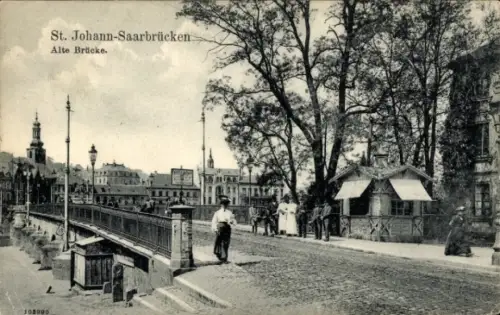 Ak St. Johann Saarbrücken im Saarland, Brücke mit Geländer, Pflasterstraße, Lampensäulen, Bäume u
