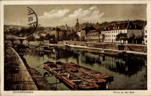 Ak Saarbrücken im Saarland, Fluss mit angelegten Kähnen, Kaimauer/Uferweg, Häuserreihe, Kirchturm