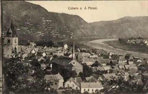 Ak Cobern Kobern Gondorf an der Mosel, zwei Kirchtürme, viele Hausdächer, Flussbiegung, terrassie