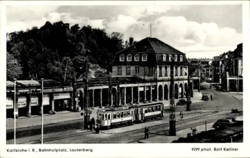 Ak Karlsruhe in Baden, Empfangsgebäude mit Arkaden, Straßenbahn auf Gleisen, Passanten, Autos, Ba