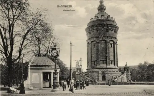 Ak Mannheim in Baden, runder Wasserturm mit Kuppel, Uhr an Säule, Kiosk, Passanten, Bäume, Treppe